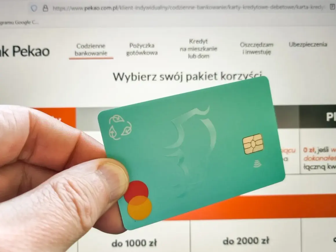 Dłoń trzyma zieloną kartę z logo Mastercard. Na ekranie komputera widać stronę banku Pekao, gdzie można dowiedzieć się, jak aktywować kartę Pekao przez internet.