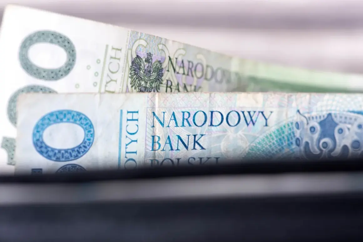 Polskie banknoty, w tym 100 zł, leżą obok siebie. Zastanawiasz się, gdzie w bilansie znaleźć obligacje?