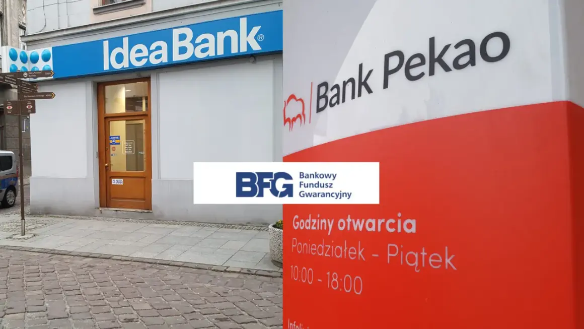 Idea Bank i Bank Pekao obok siebie. Na czerwonym słupie godziny otwarcia: poniedziałek-piątek 10:00-18:00.