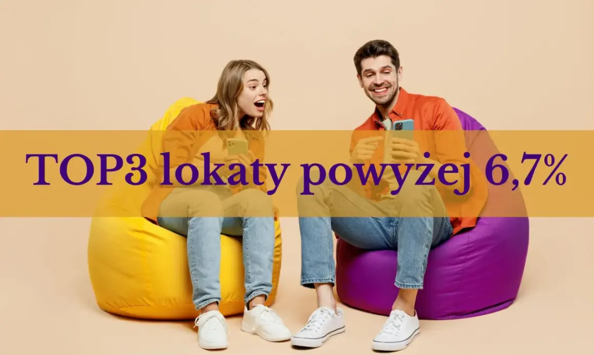 Para szuka najlepszych lokaty na telefonie, siedząc na pufach. TOP3 lokaty powyżej 6,7%.