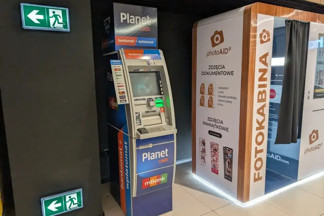 Bankomat mBank Planet Cash, obok fotokabina. Wygodne wpłaty i wypłaty bez prowizji.