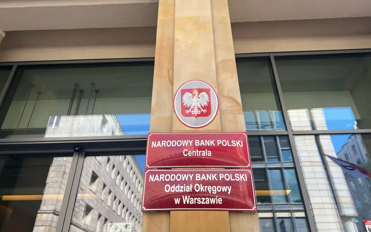 Tablice informacyjne Narodowy Bank Polski Centrala i Oddział Okręgowy w Warszawie. Widoczny herb Polski.