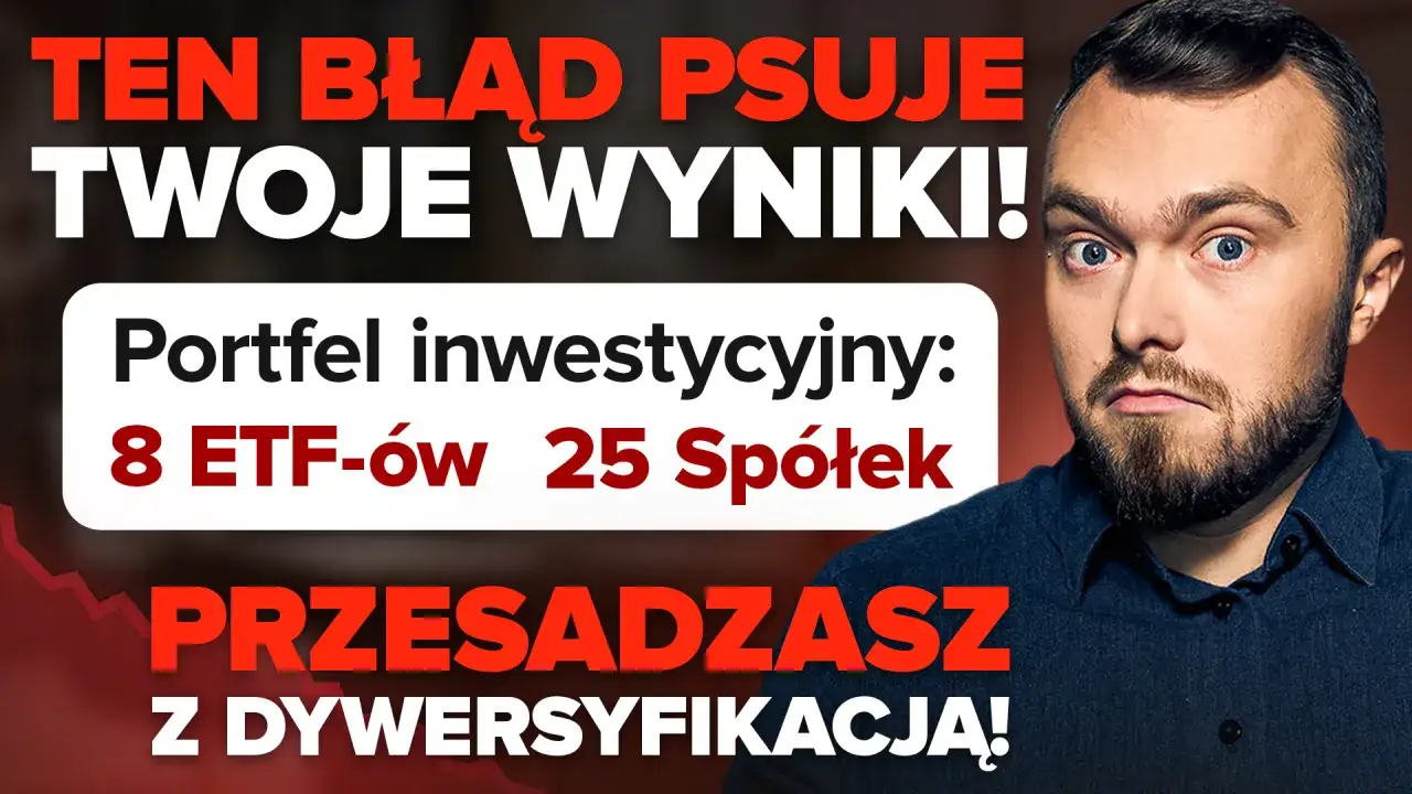 Mężczyzna z pytającym wyrazem twarzy, na tle napisu
