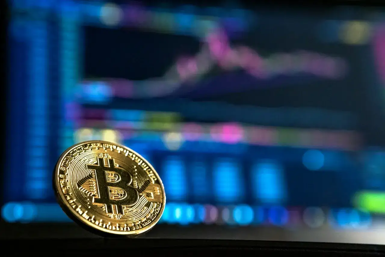 Złoty Bitcoin na tle wykresu giełdowego. Dowiedz się, jak wyplacić kryptowaluty bez podatku i cieszyć się zyskami.