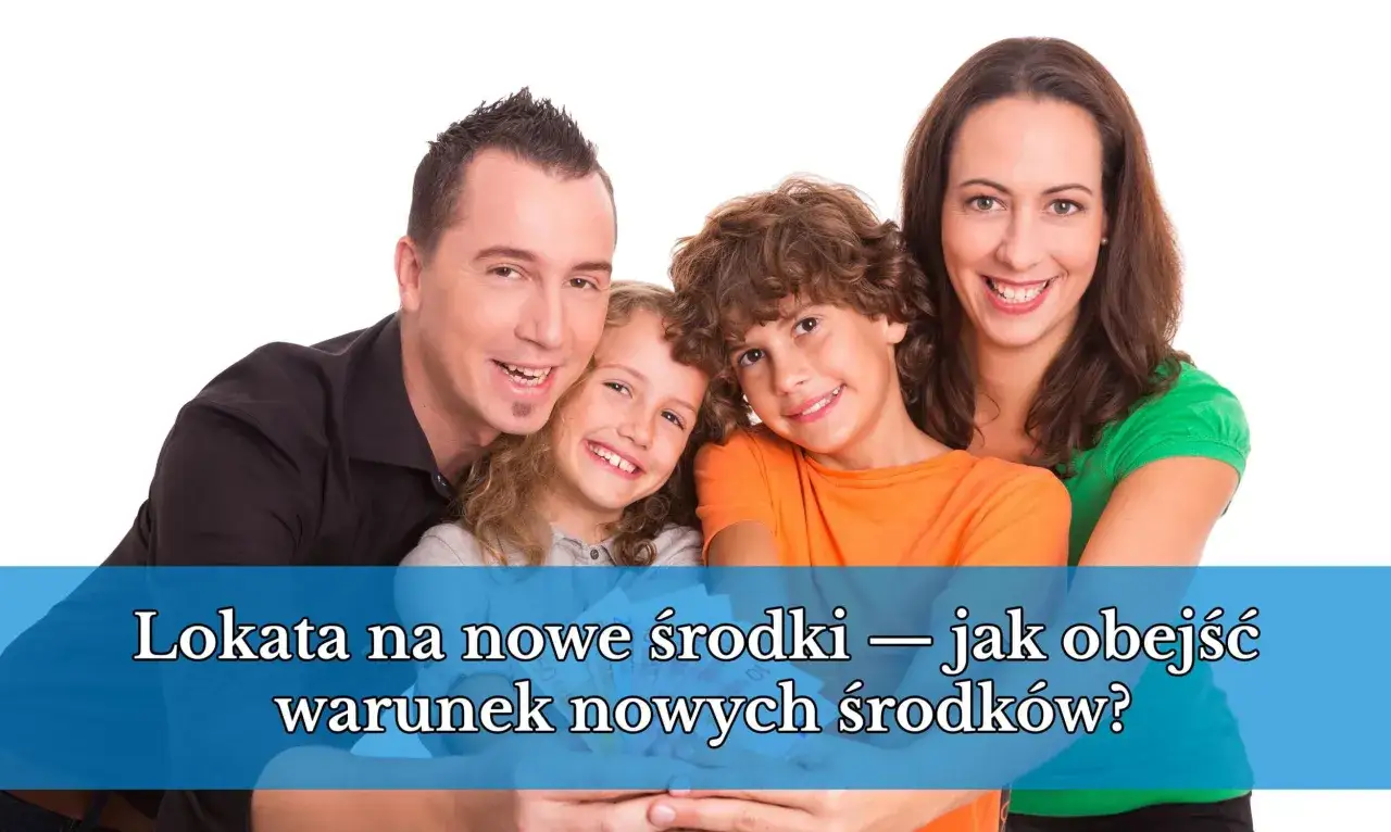 Uśmiechnięta rodzina z dziećmi, trzymająca pieniądze. Tekst: