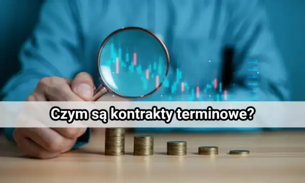 Dłoń z lupą analizuje wykres giełdowy, obok rosnące stosy monet. Poznaj sekrety kontraktów terminowych.