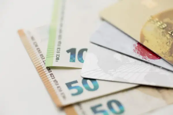 Euro banknoty 10 i 50 oraz karty płatnicze. Czy to zapowiedź upadłości cinkciarza?