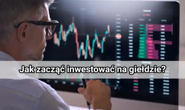 Mężczyzna w okularach analizuje wykresy na monitorze, ucząc się, jak działa giełda papierów wartościowych.
